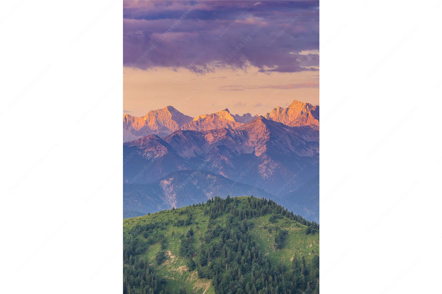 Panoramablick auf die Nordwände des Karwendels im ersten Morgenlicht