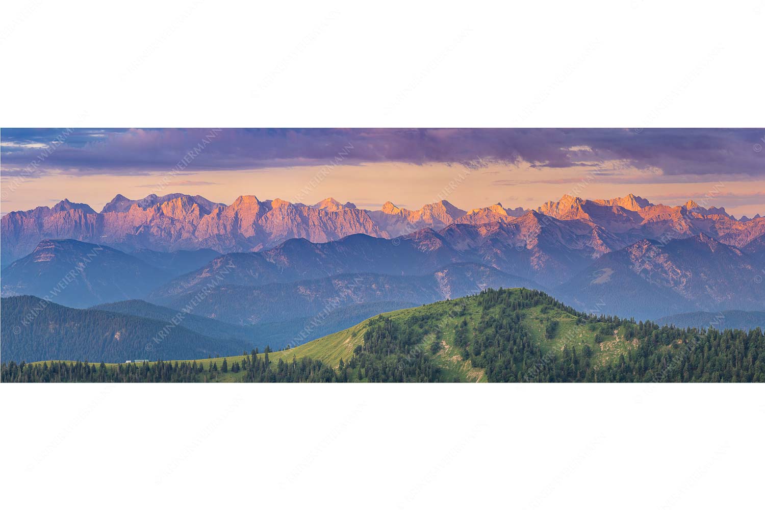 Karwendel Erwacht – Seitenverhältnis 3:1 — Alpines Morgenpanorama Panoramablick auf die Nordwände des Karwendels im ersten Morgenlicht