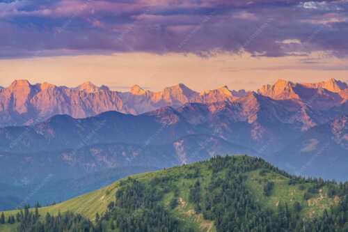 Panoramablick auf die Nordwände des Karwendels im ersten Morgenlicht - Karwendel Erwacht - Seitenverhältnis 3:2 - Alpines Morgenpanorama - weitere Infos unter https://www.kriner-weiermann.de