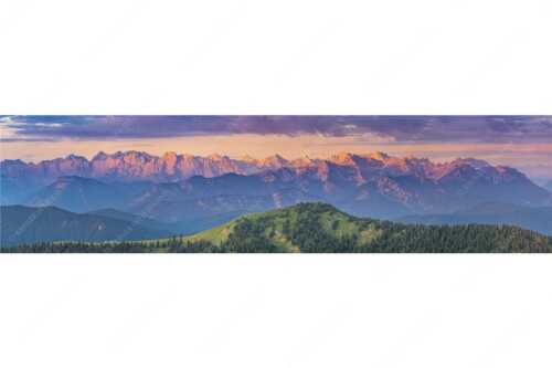 Panoramablick auf die Nordwände des Karwendels im ersten Morgenlicht - Karwendel Erwacht - Seitenverhältnis 4:1 - Alpines Morgenpanorama - weitere Infos unter https://www.kriner-weiermann.de