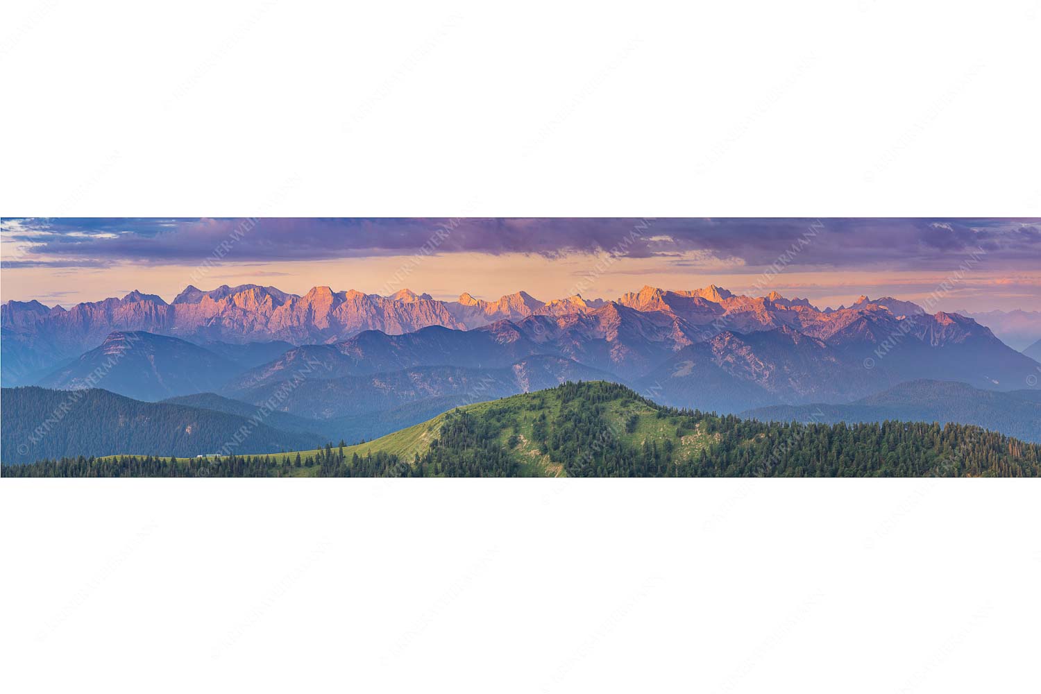 Panoramablick auf die Nordwände des Karwendels im ersten Morgenlicht - Karwendel Erwacht - Seitenverhältnis 4:1 - Alpines Morgenpanorama - weitere Infos unter https://www.kriner-weiermann.de