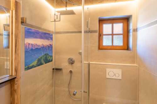 Panoramablick auf die Nordwände des Karwendels im ersten Morgenlicht - Karwendel Erwacht - Glasbild - Größe ca. 120x80cm, Seitenverhältnis 3:2 - Alpines Morgenpanorama - weitere Infos unter https://www.kriner-weiermann.de