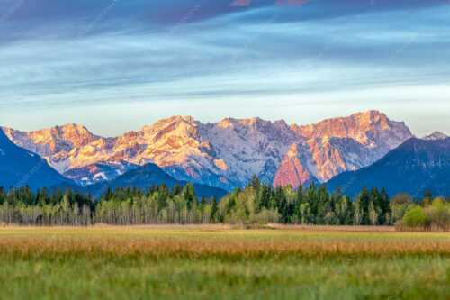 Blick von Murnau durchs Loisachtal zum Wettersteinmassiv mit Alpspitze und Zugspitze - Loisachtal - Seitenverhältnis 3:2 - Murnau bis zum Wetterstein - weitere Infos unter https://www.kriner-weiermann.de