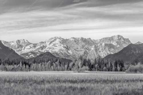 Blick von Murnau durchs Loisachtal zum Wettersteinmassiv mit Alpspitze und Zugspitze - Loisachtal - Seitenverhältnis 3:2 - Murnau bis zum Wetterstein - weitere Infos unter https://www.kriner-weiermann.de