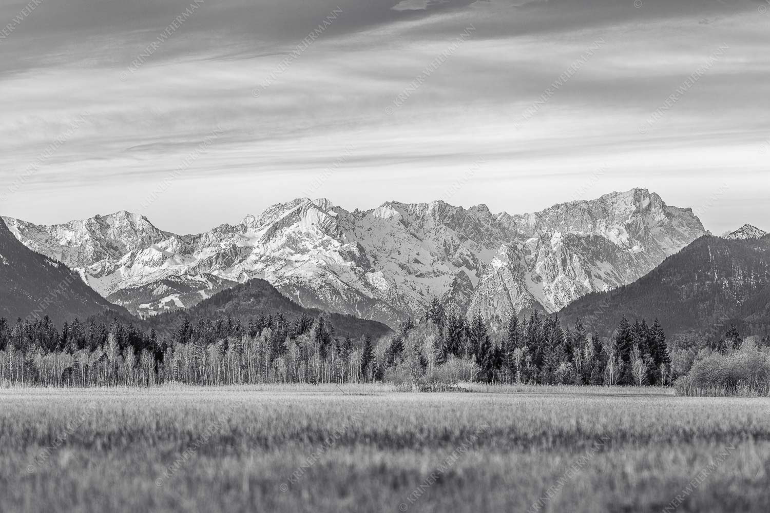 Blick von Murnau durchs Loisachtal zum Wettersteinmassiv mit Alpspitze und Zugspitze
