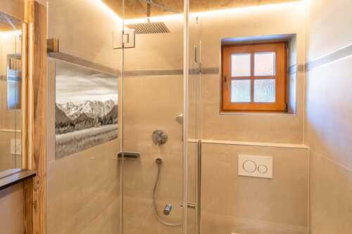 Blick von Murnau durchs Loisachtal zum Wettersteinmassiv mit Alpspitze und Zugspitze - Loisachtal - Glasbild - Größe ca. 120x80cm, Seitenverhältnis 3:2 - Murnau bis zum Wetterstein - weitere Infos unter https://www.kriner-weiermann.de