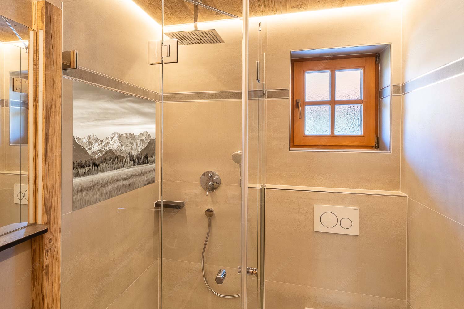 Loisachtal – Glasbild – Größe ca. 120x80cm, Seitenverhältnis 3:2 — Murnau bis zum Wetterstein Blick von Murnau durchs Loisachtal zum Wettersteinmassiv mit Alpspitze und Zugspitze - Loisachtal - Glasbild - Größe ca. 120x80cm, Seitenverhältnis 3:2 - Murnau bis zum Wetterstein - weitere Infos unter https://www.kriner-weiermann.de