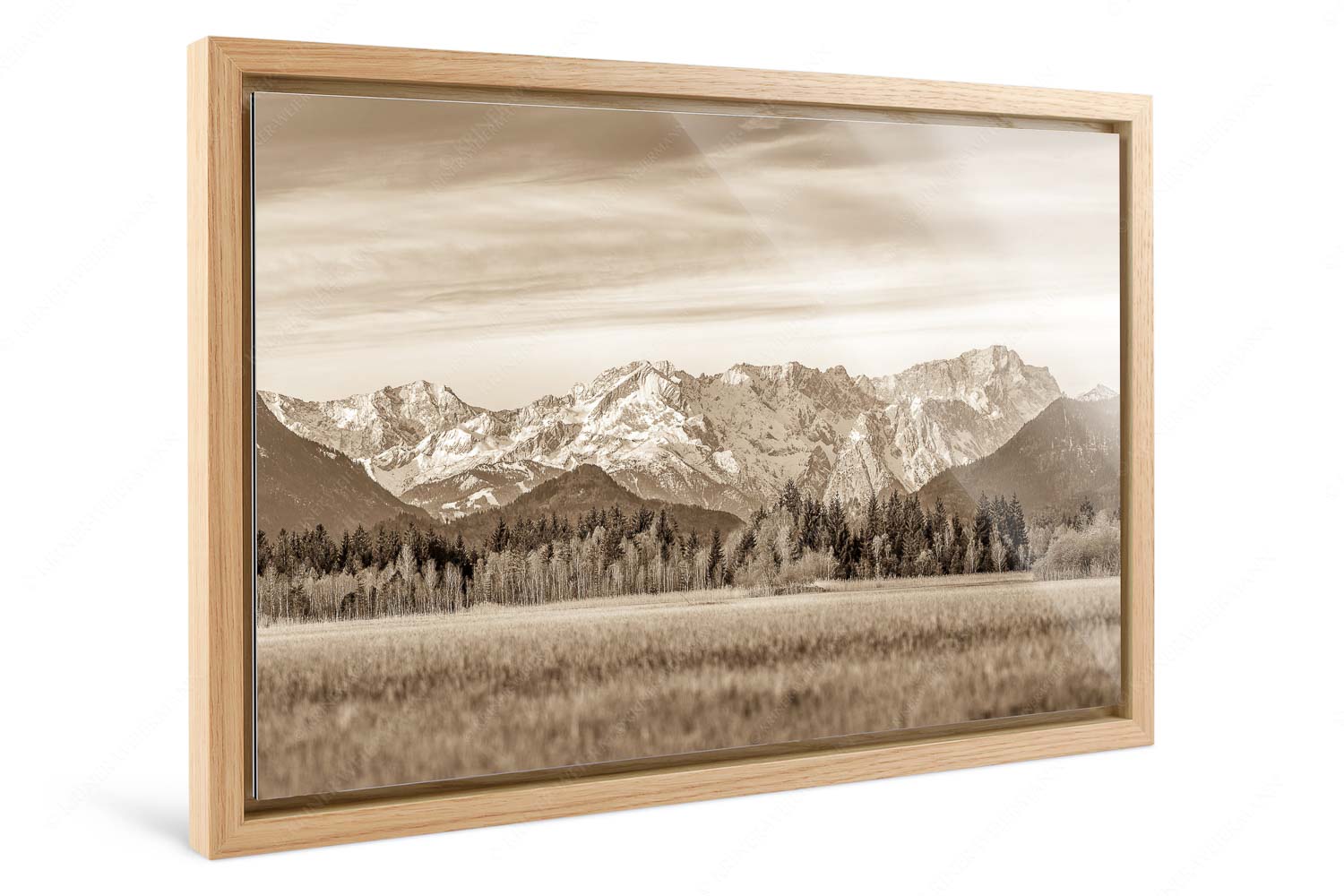 Loisachtal – Foto im Schattenfugen-Rahmen, Seitenverhältnis 3:2 — Murnau bis zum Wetterstein Blick von Murnau durchs Loisachtal zum Wettersteinmassiv mit Alpspitze und Zugspitze - Loisachtal - Foto im Schattenfugen-Rahmen, Seitenverhältnis 3:2 - Murnau bis zum Wetterstein - weitere Infos unter https://www.kriner-weiermann.de