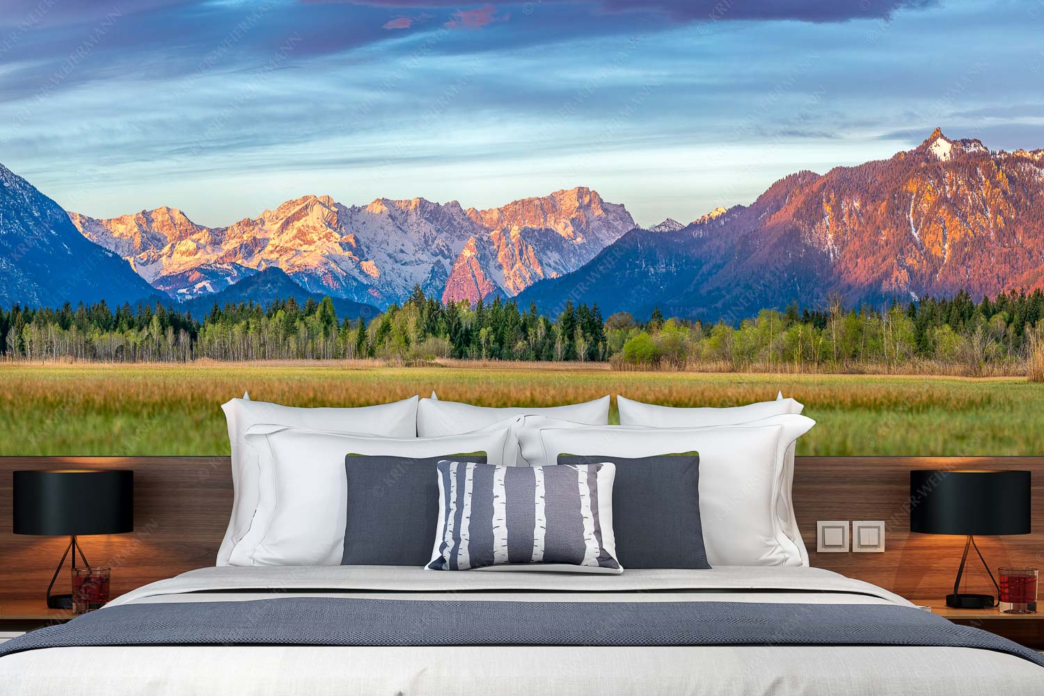 Loisachtal – Fototapete – Größe ca. 350x140cm, Seitenverhältnis 2,5:1 — Murnau bis zum Wetterstein Blick von Murnau durchs Loisachtal zum Wettersteinmassiv mit Alpspitze und Zugspitze - Loisachtal - Fototapete - Größe ca. 350x140cm, Seitenverhältnis 2,5:1 - Murnau bis zum Wetterstein - weitere Infos unter https://www.kriner-weiermann.de