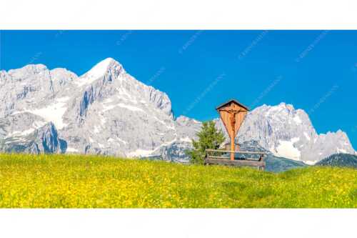 Blick über Blumenwiese am Eckbauer zum Zugspitzmassiv - Wegkreuz - Seitenverhältnis 2:1 - Alpine Kulturlandschaft Alpspitze Zugspitze - weitere Infos unter https://www.kriner-weiermann.de