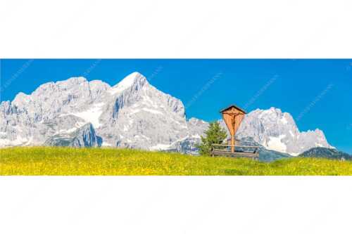 Blick über Blumenwiese am Eckbauer zum Zugspitzmassiv - Wegkreuz - Seitenverhältnis 3:1 - Alpine Kulturlandschaft Alpspitze Zugspitze - weitere Infos unter https://www.kriner-weiermann.de