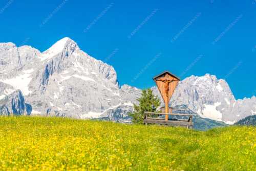 Blick über Blumenwiese am Eckbauer zum Zugspitzmassiv - Wegkreuz - Seitenverhältnis 3:2 - Alpine Kulturlandschaft Alpspitze Zugspitze - weitere Infos unter https://www.kriner-weiermann.de