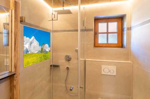 Blick über Blumenwiese am Eckbauer zum Zugspitzmassiv - Wegkreuz - Glasbild - Größe ca. 120x80cm, Seitenverhältnis 3: - Alpine Kulturlandschaft Alpspitze Zugspitze - weitere Infos unter https://www.kriner-weiermann.de
