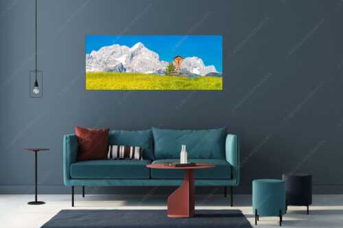 Blick über Blumenwiese am Eckbauer zum Zugspitzmassiv - Wegkreuz - Wandbild - Größe ca. 175x70cm, Seitenverhältnis 2,5:1 - Alpine Kulturlandschaft Alpspitze Zugspitze - weitere Infos unter https://www.kriner-weiermann.de