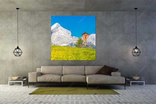 Blick über Blumenwiese am Eckbauer zum Zugspitzmassiv - Wegkreuz - Wandbild - Größe ca. 160x160cm, Seitenverhältnis 1:1 - Alpine Kulturlandschaft Alpspitze Zugspitze - weitere Infos unter https://www.kriner-weiermann.de