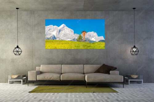 Blick über Blumenwiese am Eckbauer zum Zugspitzmassiv - Wegkreuz - Wandbild - Größe ca. 200x100cm, Seitenverhältnis 2:1 - Alpine Kulturlandschaft Alpspitze Zugspitze - weitere Infos unter https://www.kriner-weiermann.de