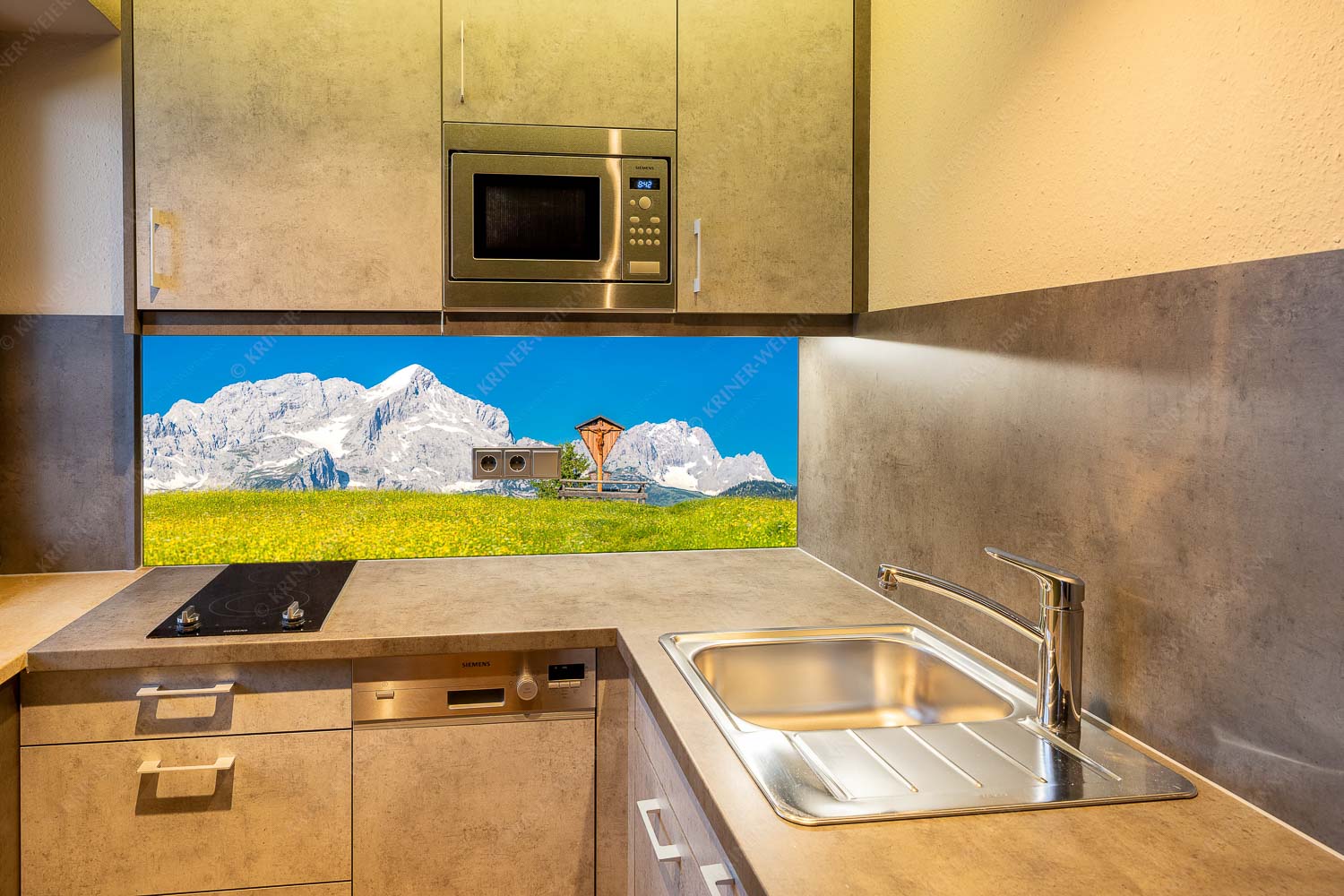 Wegkreuz – Küchenrückwand – Größe ca. 150x60cm, Seitenverhältnis 2,5:1 — Alpine Kulturlandschaft Alpspitze Zugspitze Blick über Blumenwiese am Eckbauer zum Zugspitzmassiv - Wegkreuz - Küchenrückwand - Größe ca. 150x60cm, Seitenverhältnis 2,5:1 - Alpine Kulturlandschaft Alpspitze Zugspitze - weitere Infos unter https://www.kriner-weiermann.de