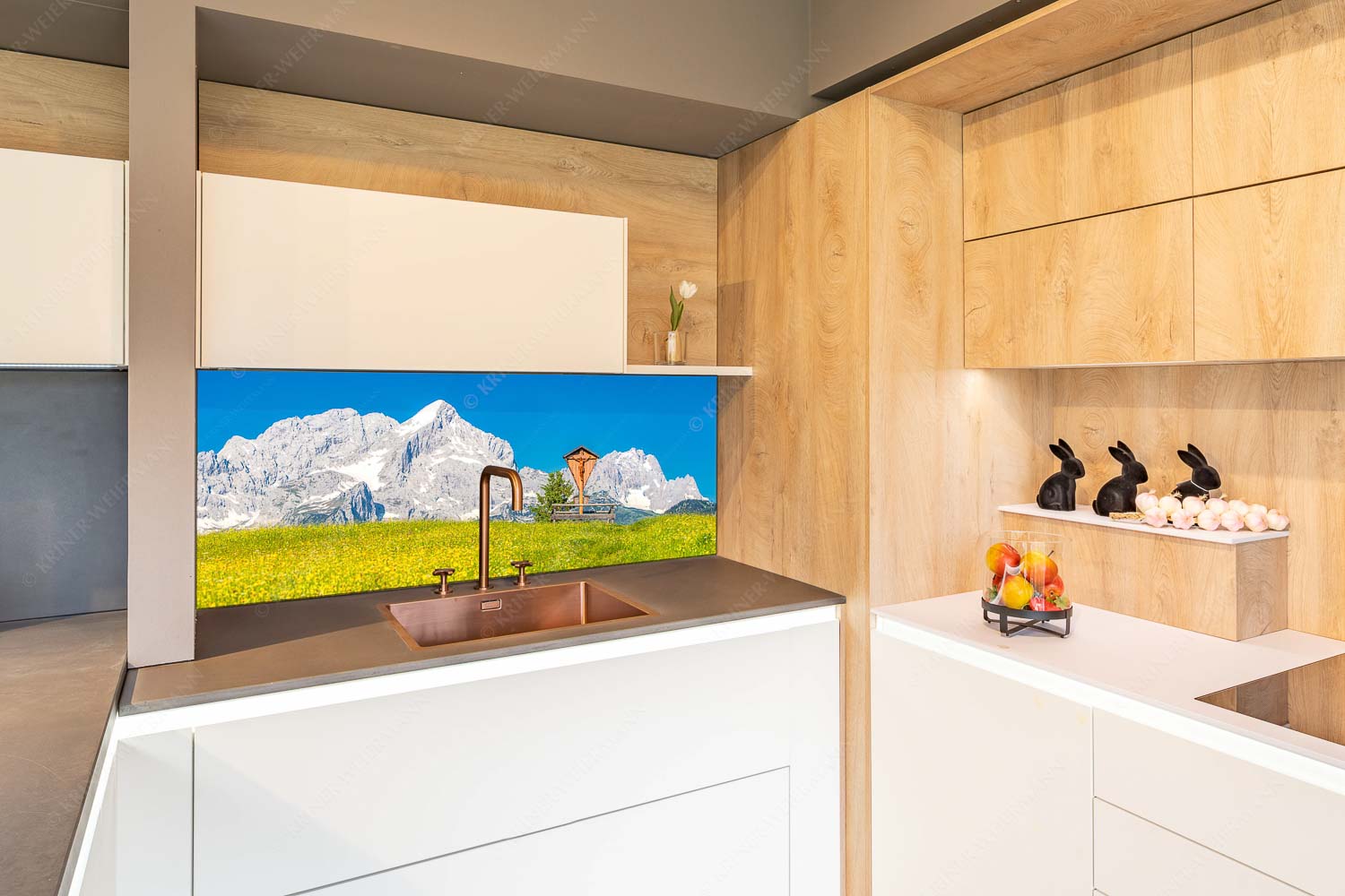 Wegkreuz – Küchenrückwand – Größe ca. 150x60cm, Seitenverhältnis 2,5:1 — Alpine Kulturlandschaft Alpspitze Zugspitze Blick über Blumenwiese am Eckbauer zum Zugspitzmassiv - Wegkreuz - Küchenrückwand - Größe ca. 150x60cm, Seitenverhältnis 2,5:1 - Alpine Kulturlandschaft Alpspitze Zugspitze - weitere Infos unter https://www.kriner-weiermann.de