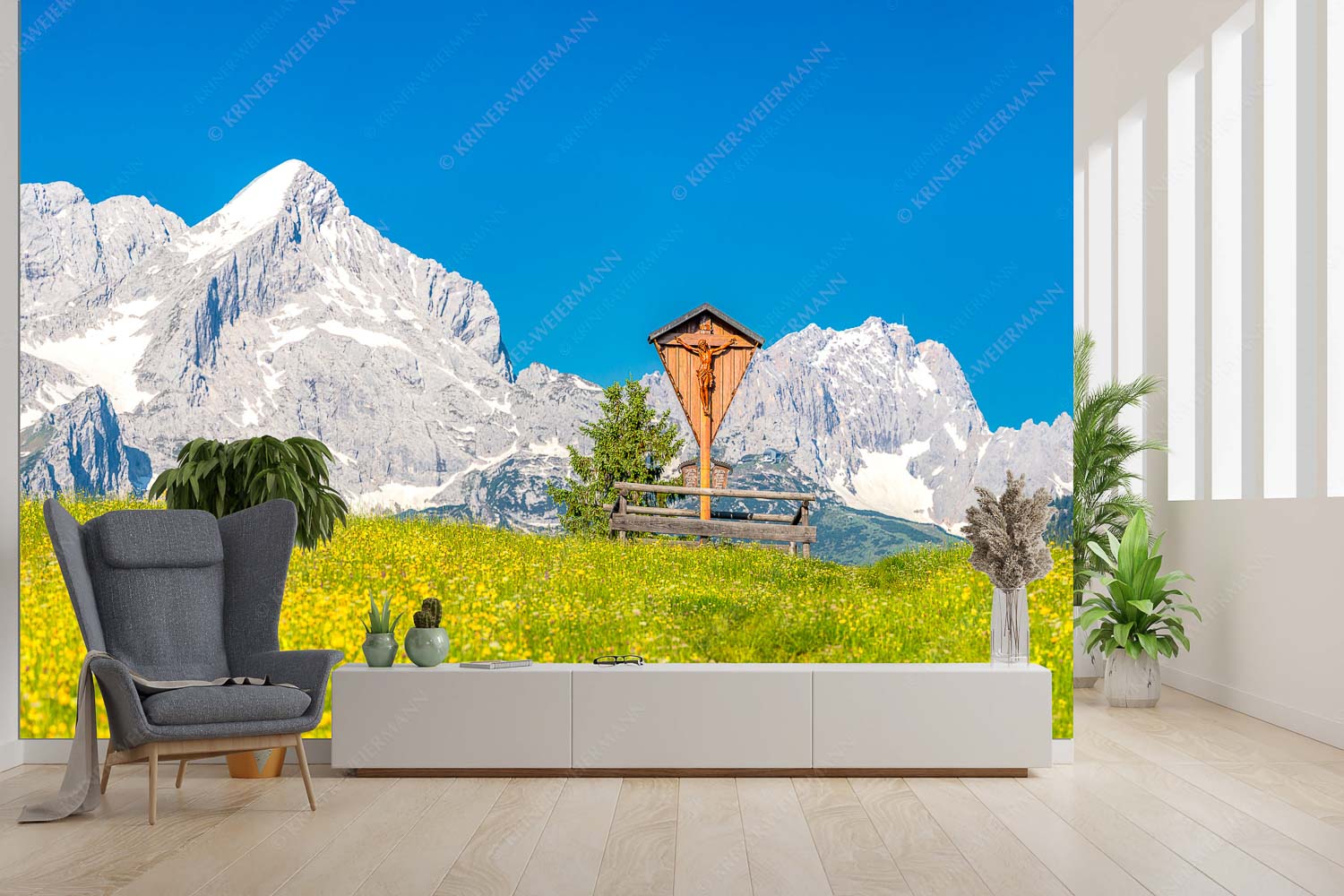 Wegkreuz – Fototapete – Größe ca. 300x200cm, Seitenverhältnis 3:2 — Alpine Kulturlandschaft Alpspitze Zugspitze Blick über Blumenwiese am Eckbauer zum Zugspitzmassiv - Wegkreuz - Fototapete - Größe ca. 300x200cm, Seitenverhältnis 3:2 - Alpine Kulturlandschaft Alpspitze Zugspitze - weitere Infos unter https://www.kriner-weiermann.de
