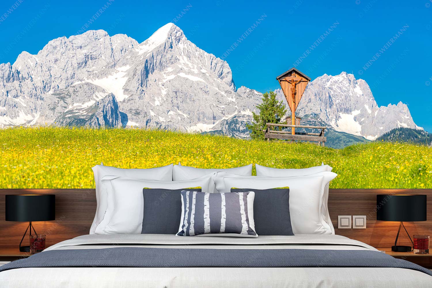 Wegkreuz – Fototapete – Größe ca. 350x140cm, Seitenverhältnis 2,5:1 — Alpine Kulturlandschaft Alpspitze Zugspitze Blick über Blumenwiese am Eckbauer zum Zugspitzmassiv - Wegkreuz - Fototapete - Größe ca. 350x140cm, Seitenverhältnis 2,5:1 - Alpine Kulturlandschaft Alpspitze Zugspitze - weitere Infos unter https://www.kriner-weiermann.de