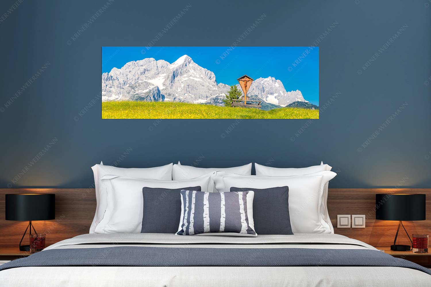 Wegkreuz – Wandbild – Größe ca. 180x60cm, Seitenverhältnis 3: — Alpine Kulturlandschaft Alpspitze Zugspitze Blick über Blumenwiese am Eckbauer zum Zugspitzmassiv - Wegkreuz - Wandbild - Größe ca. 180x60cm, Seitenverhältnis 3: - Alpine Kulturlandschaft Alpspitze Zugspitze - weitere Infos unter https://www.kriner-weiermann.de