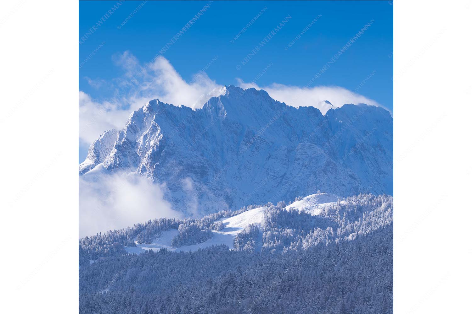 Wetterstein-Rendezvous – Seitenverhältnis 1:1 — Hoher Kranzberg mit Wettersteinspitzen Nach Neuschneefällen präsentieren sich das Kranzberggebiet mit den hoch aufragenden Wettersteinwänden