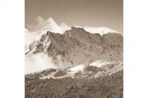 Nach Neuschneefällen präsentieren sich das Kranzberggebiet mit den hoch aufragenden Wettersteinwänden - Wetterstein-Rendezvous - Seitenverhältnis 1:1 - Hoher Kranzberg mit Wettersteinspitzen - weitere Infos unter https://www.kriner-weiermann.de