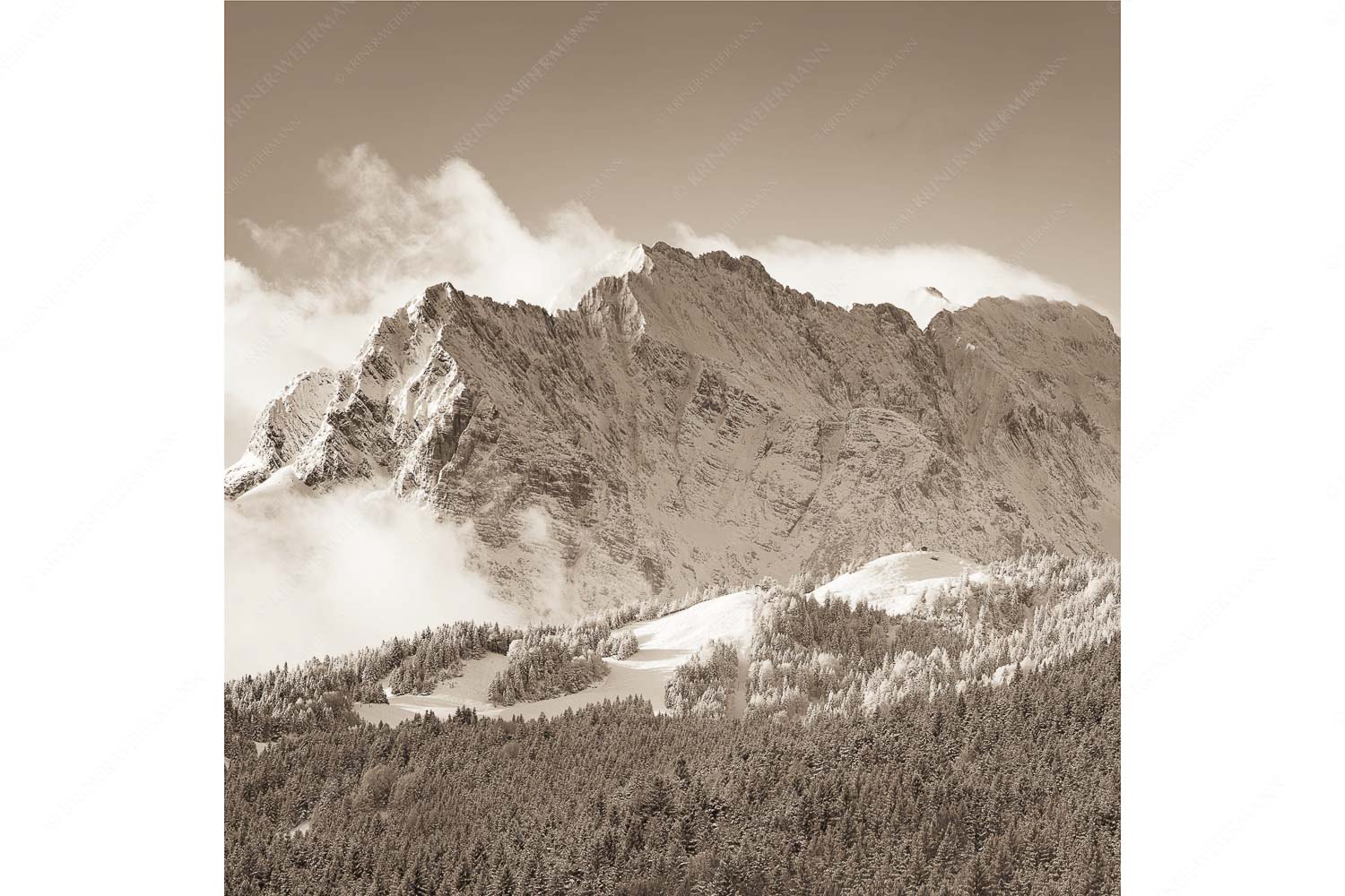 Nach Neuschneefällen präsentieren sich das Kranzberggebiet mit den hoch aufragenden Wettersteinwänden