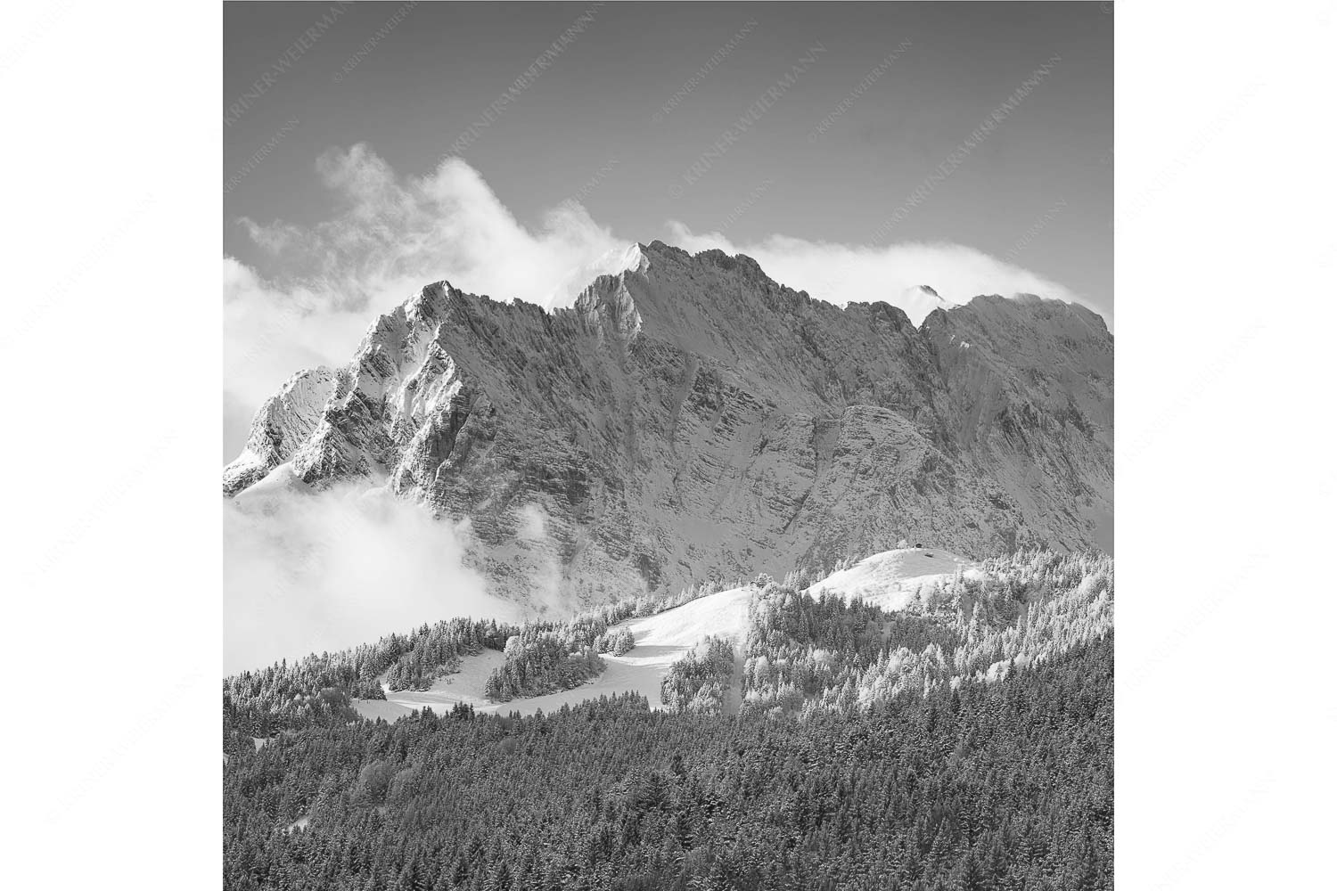 Wetterstein-Rendezvous – Seitenverhältnis 1:1 — Hoher Kranzberg mit Wettersteinspitzen Nach Neuschneefällen präsentieren sich das Kranzberggebiet mit den hoch aufragenden Wettersteinwänden