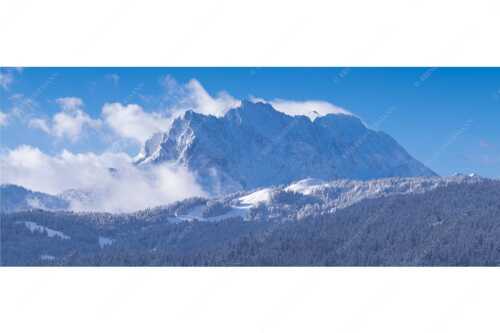 Nach Neuschneefällen präsentieren sich das Kranzberggebiet mit den hoch aufragenden Wettersteinwänden - Wetterstein-Rendezvous - Seitenverhältnis 2,5:1 - Hoher Kranzberg mit Wettersteinspitzen - weitere Infos unter https://www.kriner-weiermann.de