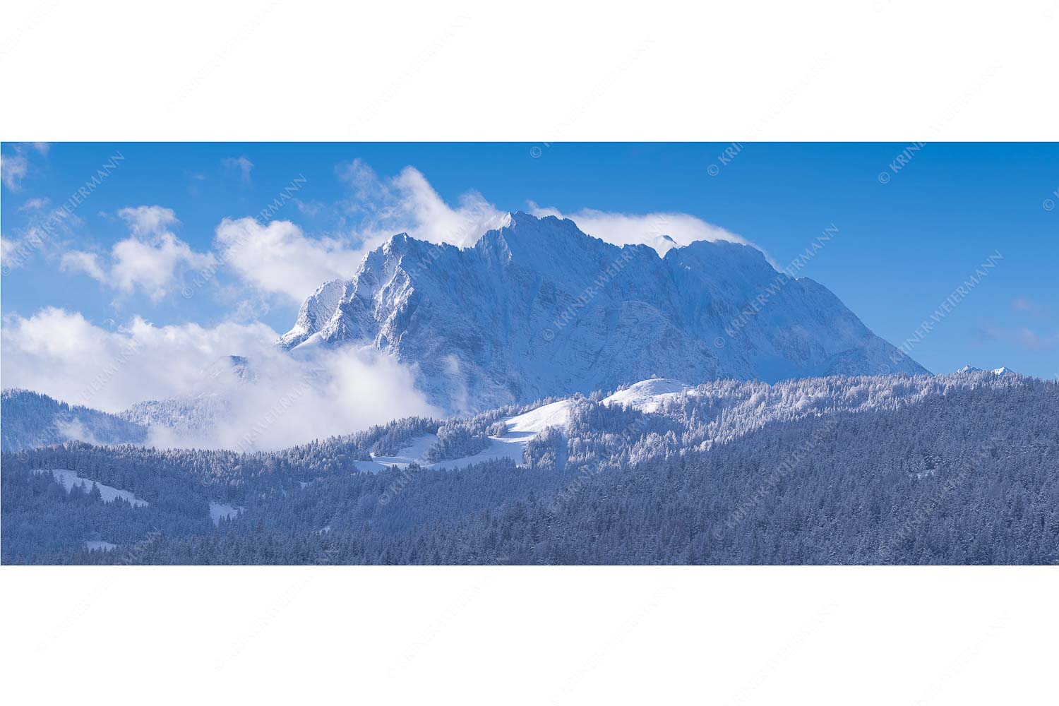 Nach Neuschneefällen präsentieren sich das Kranzberggebiet mit den hoch aufragenden Wettersteinwänden - Wetterstein-Rendezvous - Seitenverhältnis 2,5:1 - Hoher Kranzberg mit Wettersteinspitzen - weitere Infos unter https://www.kriner-weiermann.de