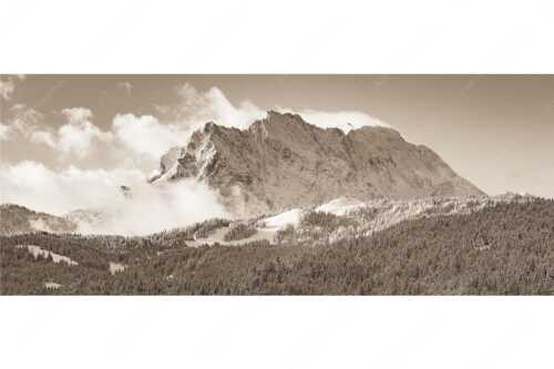 Nach Neuschneefällen präsentieren sich das Kranzberggebiet mit den hoch aufragenden Wettersteinwänden - Wetterstein-Rendezvous - Seitenverhältnis 2,5:1 - Hoher Kranzberg mit Wettersteinspitzen - weitere Infos unter https://www.kriner-weiermann.de