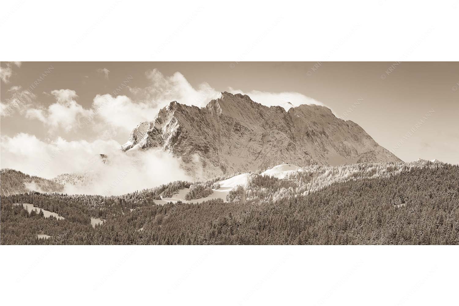 Nach Neuschneefällen präsentieren sich das Kranzberggebiet mit den hoch aufragenden Wettersteinwänden