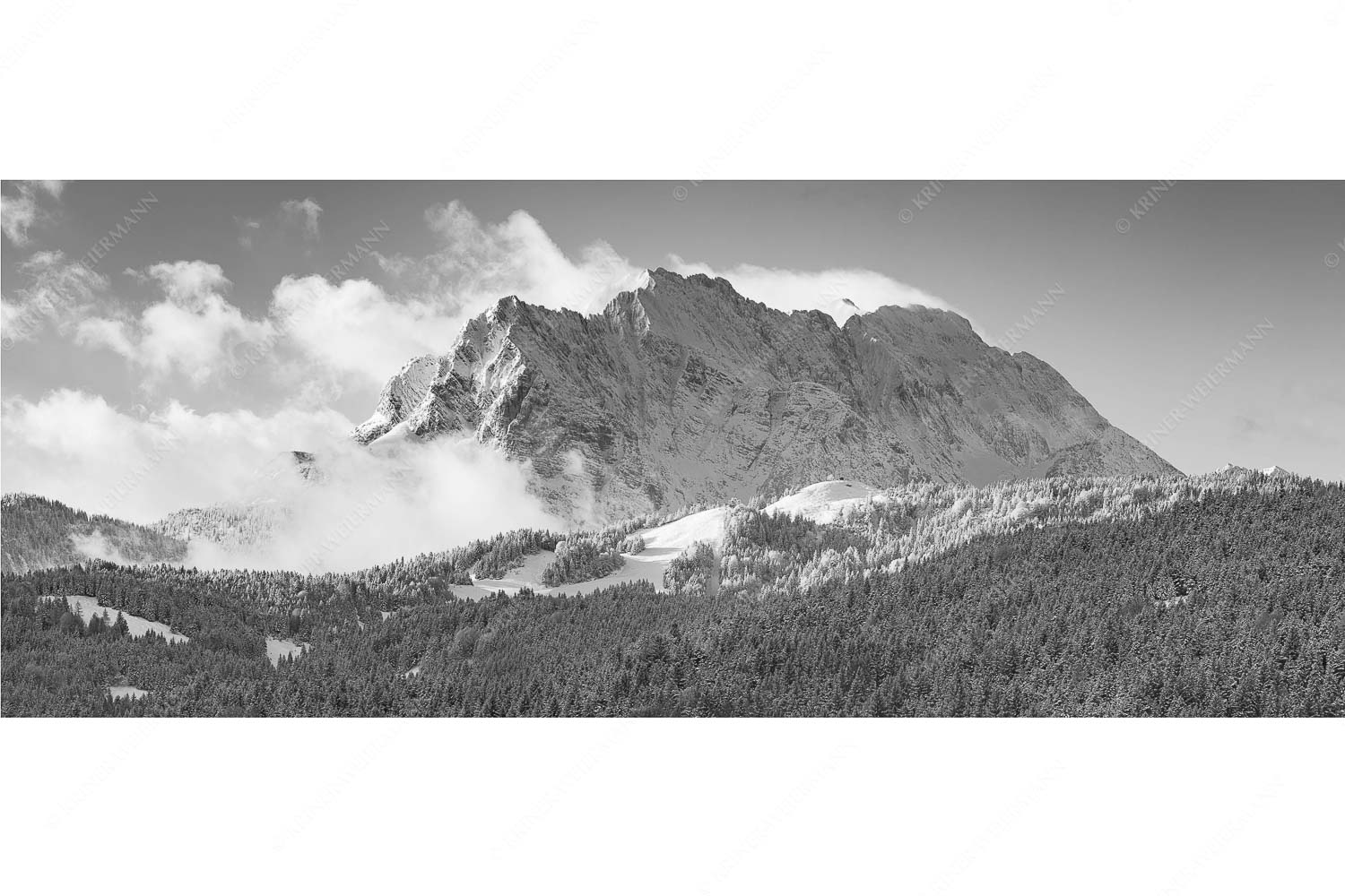 Nach Neuschneefällen präsentieren sich das Kranzberggebiet mit den hoch aufragenden Wettersteinwänden