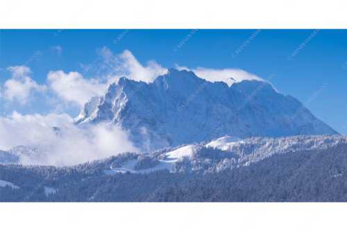 Nach Neuschneefällen präsentieren sich das Kranzberggebiet mit den hoch aufragenden Wettersteinwänden - Wetterstein-Rendezvous - Seitenverhältnis 2:1 - Hoher Kranzberg mit Wettersteinspitzen - weitere Infos unter https://www.kriner-weiermann.de