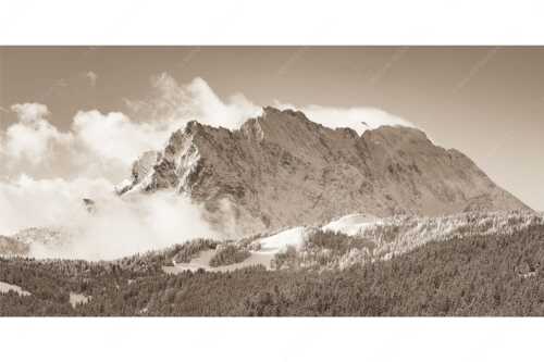 Nach Neuschneefällen präsentieren sich das Kranzberggebiet mit den hoch aufragenden Wettersteinwänden - Wetterstein-Rendezvous - Seitenverhältnis 2:1 - Hoher Kranzberg mit Wettersteinspitzen - weitere Infos unter https://www.kriner-weiermann.de