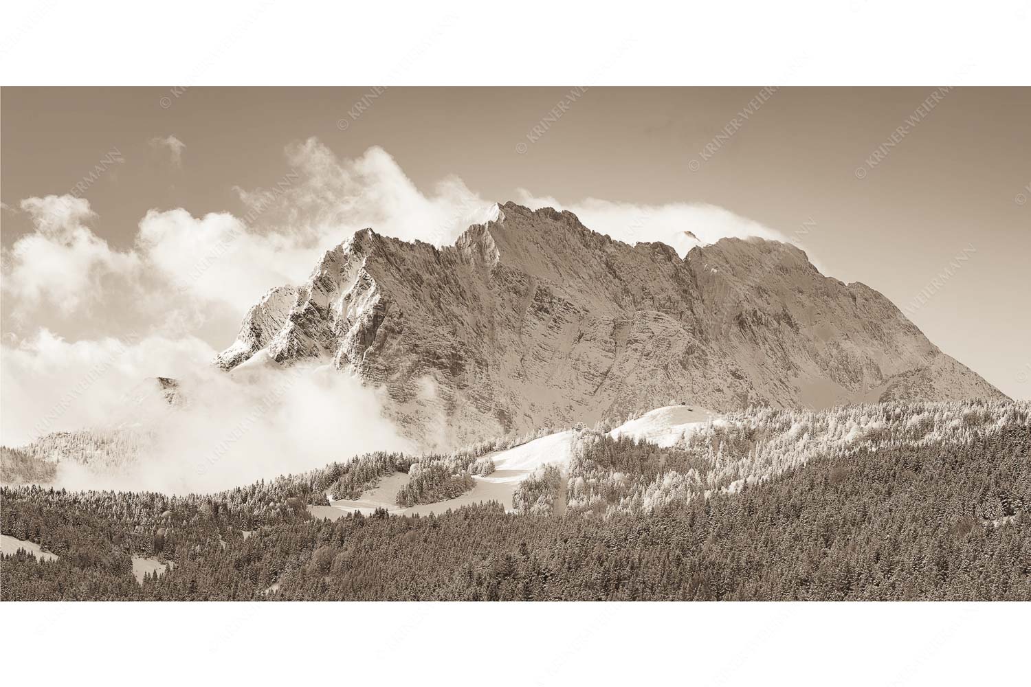 Nach Neuschneefällen präsentieren sich das Kranzberggebiet mit den hoch aufragenden Wettersteinwänden