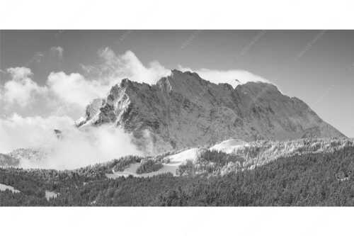 Nach Neuschneefällen präsentieren sich das Kranzberggebiet mit den hoch aufragenden Wettersteinwänden - Wetterstein-Rendezvous - Seitenverhältnis 2:1 - Hoher Kranzberg mit Wettersteinspitzen - weitere Infos unter https://www.kriner-weiermann.de