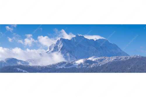 Nach Neuschneefällen präsentieren sich das Kranzberggebiet mit den hoch aufragenden Wettersteinwänden - Wetterstein-Rendezvous - Seitenverhältnis 3:1 - Hoher Kranzberg mit Wettersteinspitzen - weitere Infos unter https://www.kriner-weiermann.de