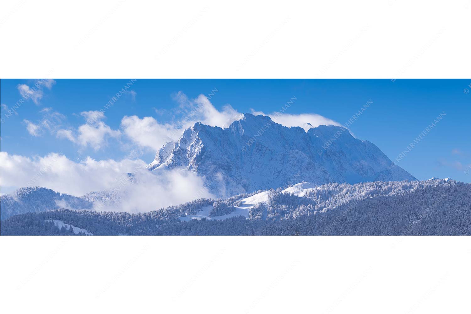 Nach Neuschneefällen präsentieren sich das Kranzberggebiet mit den hoch aufragenden Wettersteinwänden