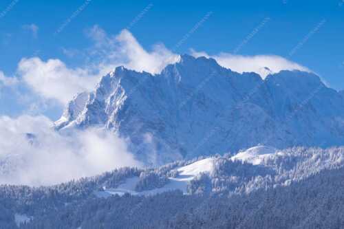 Nach Neuschneefällen präsentieren sich das Kranzberggebiet mit den hoch aufragenden Wettersteinwänden - Wetterstein-Rendezvous - Seitenverhältnis 3:2 - Hoher Kranzberg mit Wettersteinspitzen - weitere Infos unter https://www.kriner-weiermann.de