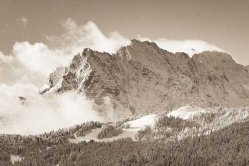 Nach Neuschneefällen präsentieren sich das Kranzberggebiet mit den hoch aufragenden Wettersteinwänden - Wetterstein-Rendezvous - Seitenverhältnis 3:2 - Hoher Kranzberg mit Wettersteinspitzen - weitere Infos unter https://www.kriner-weiermann.de