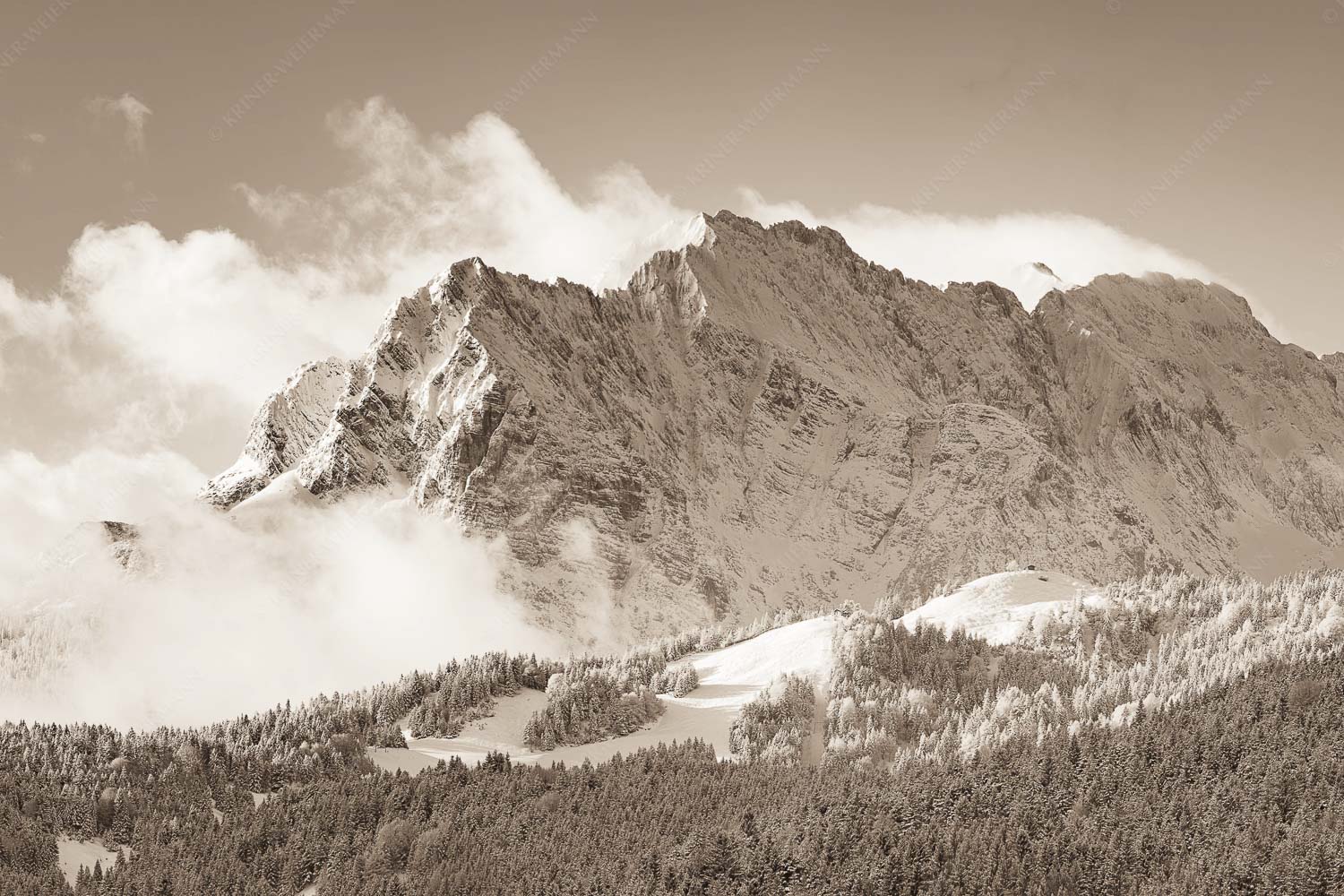 Wetterstein-Rendezvous – Seitenverhältnis 3:2 — Hoher Kranzberg mit Wettersteinspitzen Nach Neuschneefällen präsentieren sich das Kranzberggebiet mit den hoch aufragenden Wettersteinwänden