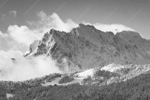 Nach Neuschneefällen präsentieren sich das Kranzberggebiet mit den hoch aufragenden Wettersteinwänden - Wetterstein-Rendezvous - Seitenverhältnis 3:2 - Hoher Kranzberg mit Wettersteinspitzen - weitere Infos unter https://www.kriner-weiermann.de