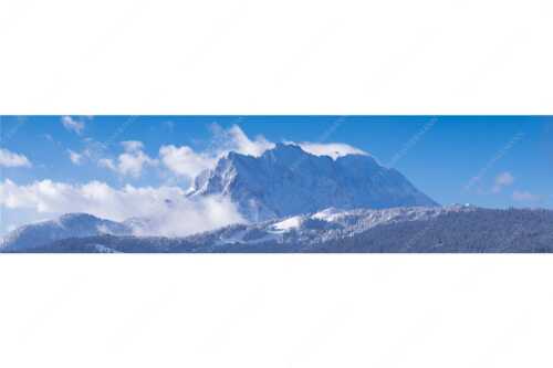 Nach Neuschneefällen präsentieren sich das Kranzberggebiet mit den hoch aufragenden Wettersteinwänden - Wetterstein-Rendezvous - Seitenverhältnis 4:1 - Hoher Kranzberg mit Wettersteinspitzen - weitere Infos unter https://www.kriner-weiermann.de