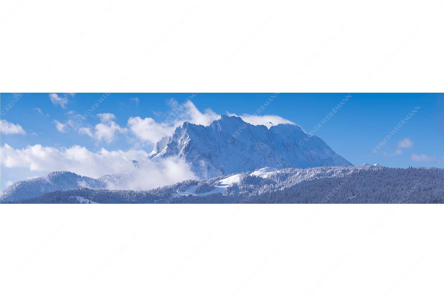 Nach Neuschneefällen präsentieren sich das Kranzberggebiet mit den hoch aufragenden Wettersteinwänden
