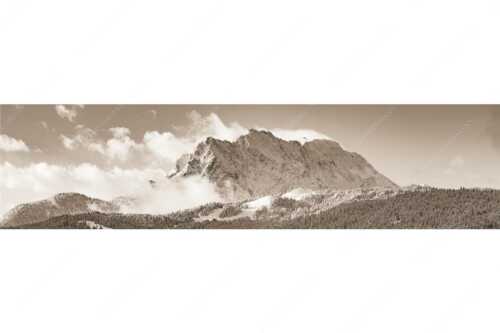 Nach Neuschneefällen präsentieren sich das Kranzberggebiet mit den hoch aufragenden Wettersteinwänden - Wetterstein-Rendezvous - Seitenverhältnis 4:1 - Hoher Kranzberg mit Wettersteinspitzen - weitere Infos unter https://www.kriner-weiermann.de