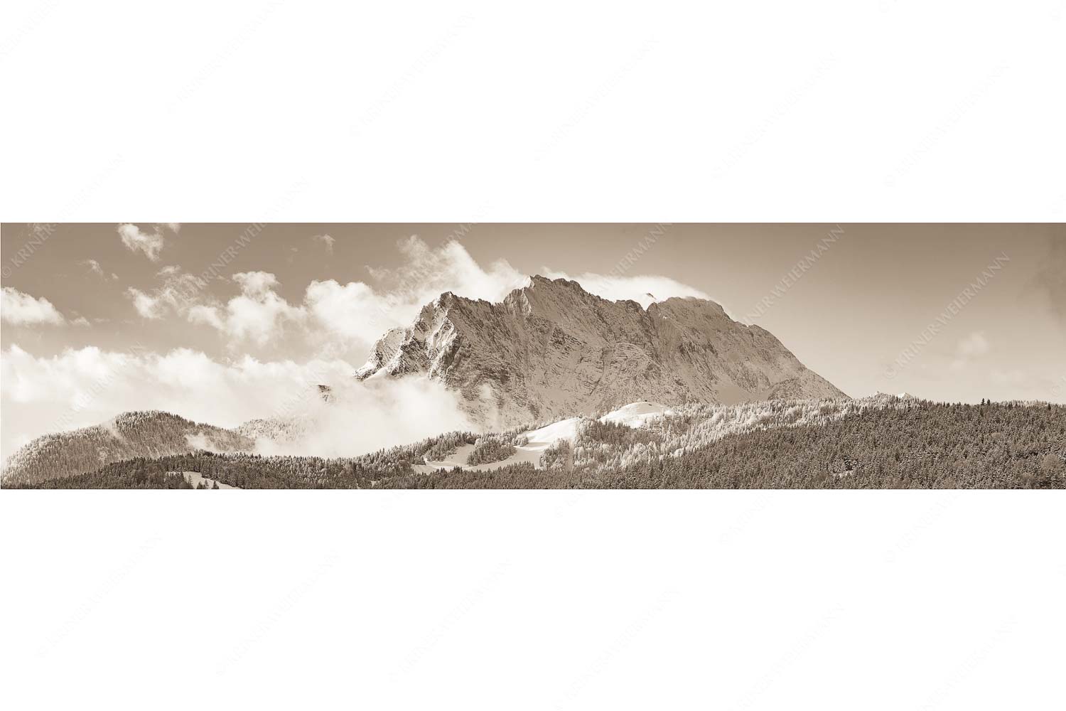 Nach Neuschneefällen präsentieren sich das Kranzberggebiet mit den hoch aufragenden Wettersteinwänden