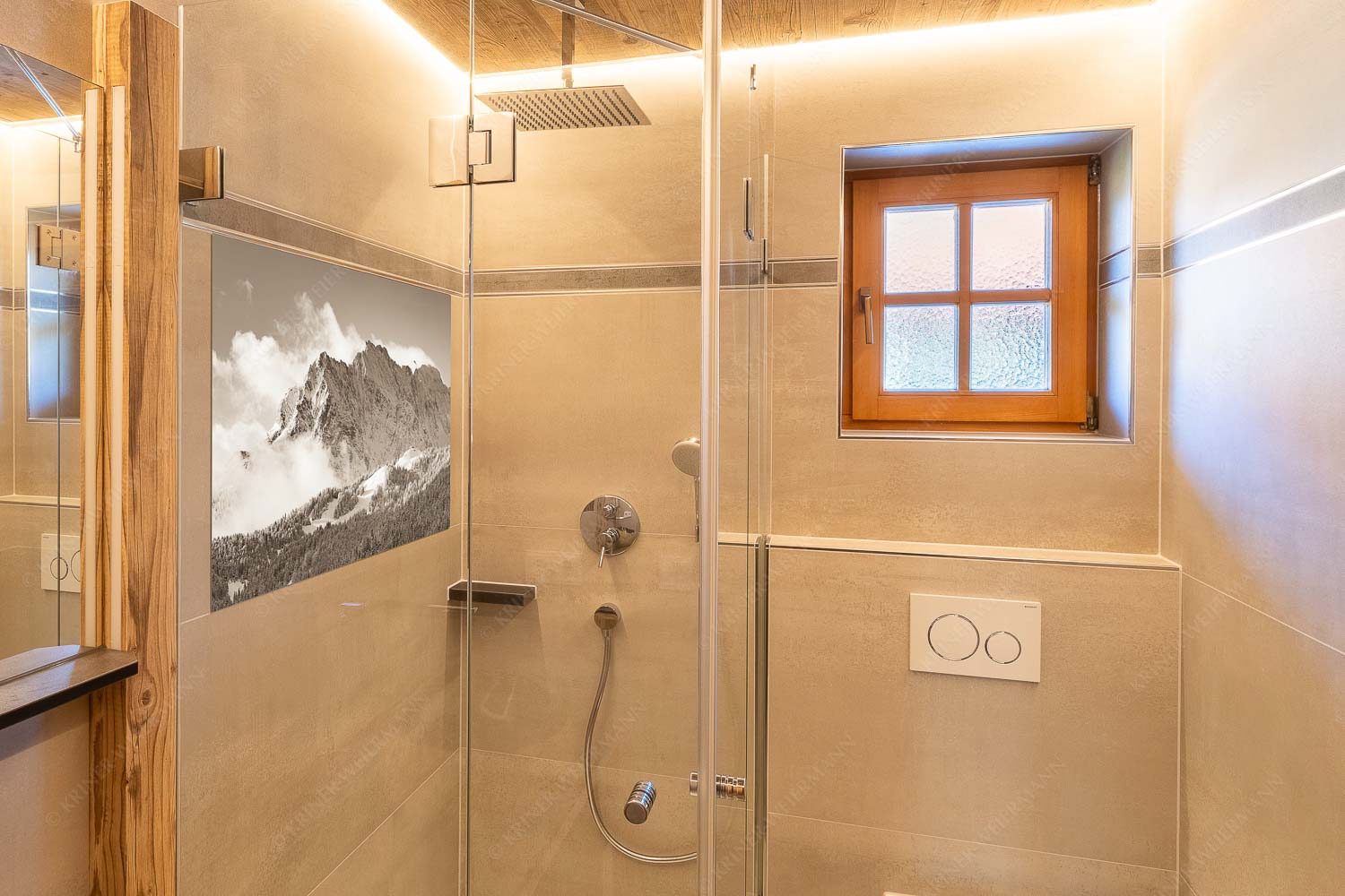 Wetterstein-Rendezvous – Glasbild – Größe ca. 120x80cm, Seitenverhältnis 3:2 — Hoher Kranzberg mit Wettersteinspitzen Nach Neuschneefällen präsentieren sich das Kranzberggebiet mit den hoch aufragenden Wettersteinwänden - Wetterstein-Rendezvous - Glasbild - Größe ca. 120x80cm, Seitenverhältnis 3:2 - Hoher Kranzberg mit Wettersteinspitzen - weitere Infos unter https://www.kriner-weiermann.de