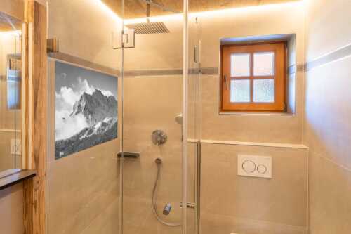 Nach Neuschneefällen präsentieren sich das Kranzberggebiet mit den hoch aufragenden Wettersteinwänden - Wetterstein-Rendezvous - Glasbild - Größe ca. 120x80cm, Seitenverhältnis 3:2 - Hoher Kranzberg mit Wettersteinspitzen - weitere Infos unter https://www.kriner-weiermann.de